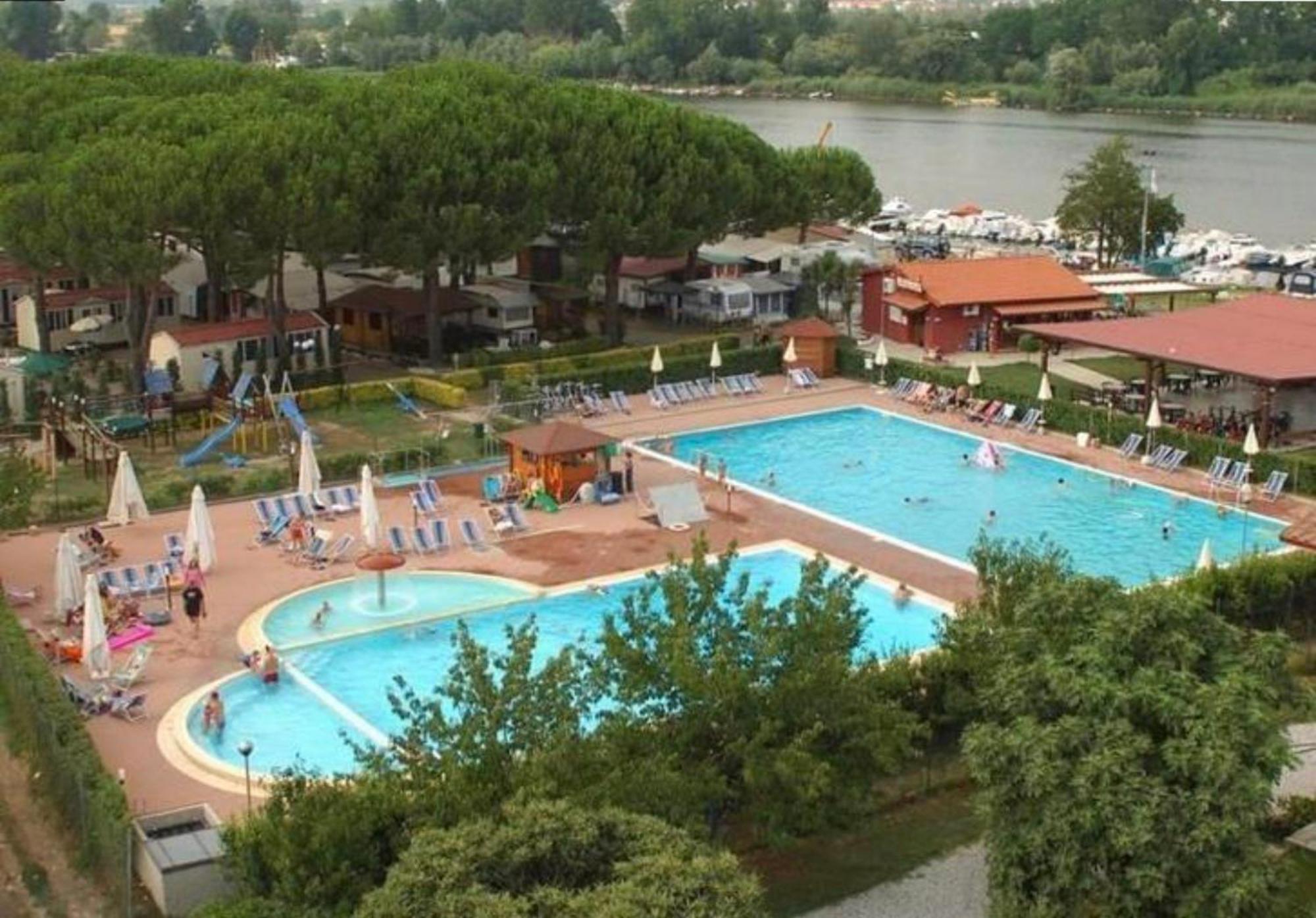 Chalet Camping River Italie Met 2 Slaapkamers Ameglia Esterno foto
